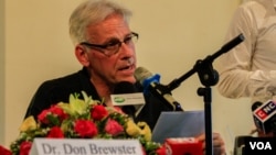 លោក Don Brewster នាយកប្រតិបត្តិ​នៃ​អង្គការ​មេត្រីអន្តរជាតិ​ Agape International Missions (AIM) ថ្លែង​ក្នុង​សន្និសីទ​សារព័ត៌មាន​ បកស្រាយ​ការ​ចោទ​ប្រកាន់​ពាក់ព័ន្ធ​នឹង​ការ​លើកឡើង​ថា​ អង្គការ​នេះ​មាន​ជាប់​ពាក់ព័ន្ធ ​ឬ​នៅ​ពី​ក្រោយ​ការ​ផ្សាយ​របស់​ CNN​ ចំពោះ​អត្ថបទ​ព័ត៌មាន​កាល​ពី​ចុង​ខែ​កក្កដា​មួយ​ អំពី​ស្ត្រី​បម្រើ​សេវា​ផ្លូវភេទ​នៅកម្ពុជា​ រាជធានី​ភ្នំពេញ​ ថ្ងៃទី​២១​ ខែ​សីហា​ ឆ្នាំ២០១៧។ (ហ៊ាន សុជាតា/VOA) 
