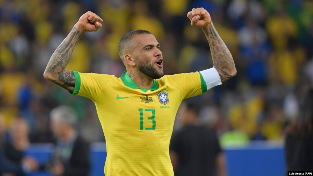 Pemain Brazil Dani Alves melakukan selebrasi setelah mengalahkan Peru untuk memenangkan turnamen sepak bola Copa America di Stadion Maracana di Rio de Janeiro, Brasil, pada 7 Juli 2019. (Foto: AFP/Luis Acosta)
