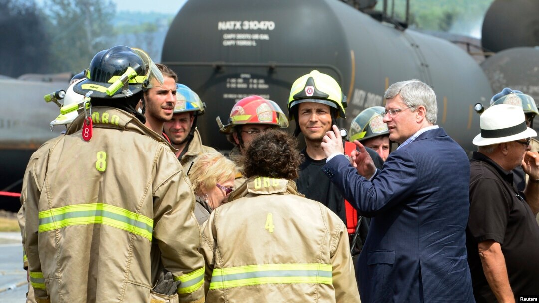 PM Kanada Stephen Harper (kedua dari kanan) mengunjungi lokasi kecelakaan di Lac Megantic, Quebec dan berbicara dengan para petugas pemadam kebakaran (7/7).