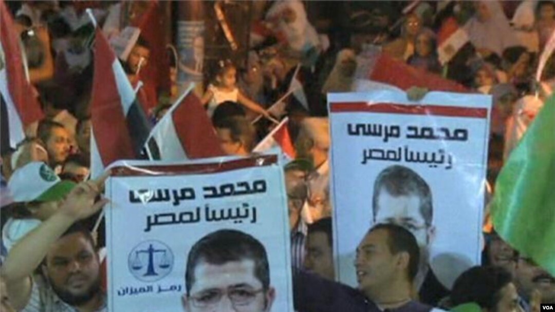 Para pendukung Mohammed Morsi merayakan kemenangan pilpres di Lapangan Tahrir, Kairo (24/6).