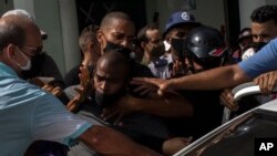 La Policía detiene a un manifestante en La Habana, durante las protestas antigubernamentales del 11 de julio de 2021.