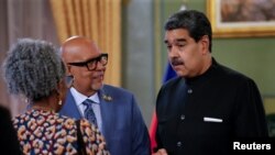 El presidente Nicolás Maduro conversa con el embajador de Guyana en Caracas, Richard Van West-Charles, al recibir sus cartas credenciales en el Palacio de Miraflores, este 20 de febrero de 2024.