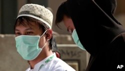 Dua orang jemaah Haji di Mekkah, Saudi Arabia, mengenakan masker untuk mengurangi kemungkinan terjangkit virus MERS (foto: dok).