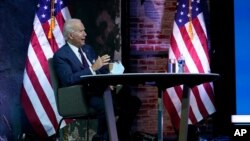 El presidente electo Joe Biden asiste a una sesión informativa sobre seguridad nacional en el teatro Queen, el martes 17 de noviembre de 2020, en Wilmington, Delaware.