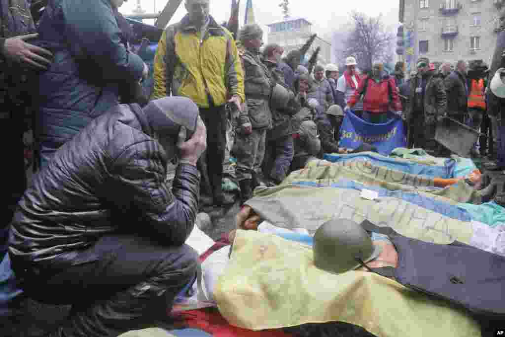 Activists pay respects to anti-government protesters killed in clashes with riot police in Kyiv&#39;s Independence Square, Feb. 20, 2014.