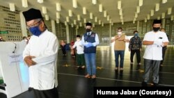 Gubernur Jabar Ridwan Kamil meninjau Masjid Al-Irsyad Kota Baru Parahyangan, Kabupaten Bandung Barat, dan melakukan simulasi shalat dengan protokol kesehatan, Sabtu, 30 Mei 2020. (Foto: Courtesy/Humas Jabar)