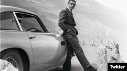 James Bond dan mobil buatan Aston Martin (foto: ilustrasi). 