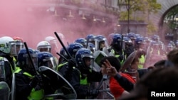 Counter-demonstran bentrok dengan polisi ketika mereka berkumpul melawan demonstrasi Black Lives Matter menyusul kematian George Floyd di tahanan polisi Minneapolis, di London, Inggris, 13 Juni 2020. (Foto: Reuters/John Sibley)