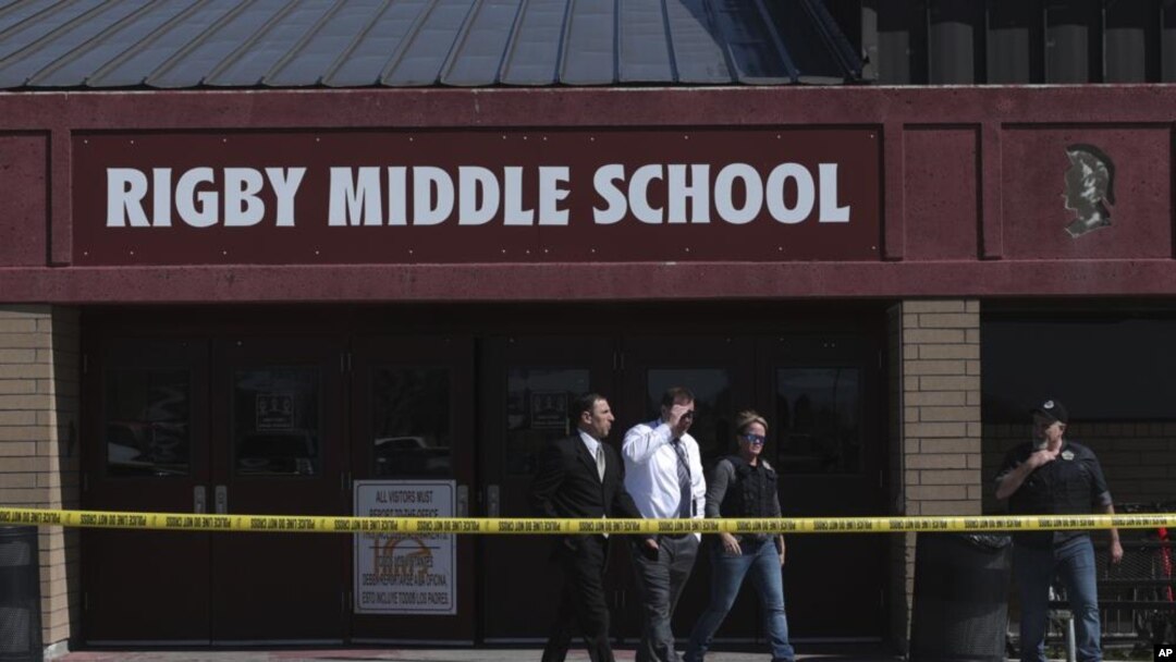 Para petugas keamanan keluar dari gedung Sekolah Menengah Rigby, Idaho, setelah insiden penembakan, Kamis, 6 Mei 2021. (Foto: John Roark/The Idaho Post-Register via AP)