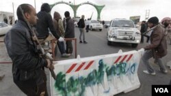 Rebèl libyen yo ki bloke yon wout nan wès fwontyè Ajdabiya, 1er avril 2011 la