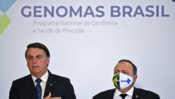 El presidente Jair Bolsonaro y el ministro de Salud de Brasil, Eduardo Pazuello, asisten a una ceremonia de lanzamiento del Proyecto Genomas en el Palacio Planalto en Brasilia, el 14 de octubre de 2020.