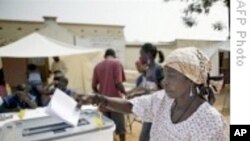 Uma eleitora angolana depositando o voto na urna durante as eleições parlamentares de 2008 (Foto de arquivo)