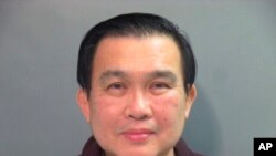중국으로부터 몰래 자금을 받은 혐의로 미국 연방수사국 (FBI)에 5월 8일 체포한 미국 아칸소대 전기공학과 사이언 앵 교수.