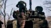 Збройні сили повідомляють про бої навколо Бахмута. На цьому архівному фото український військовослужбовець на тлі самохідної артилерійської установки поблизу Бахмута, Донецька область, Україна, 9 листопада 2022 року. (AP Photo/LIBKOS