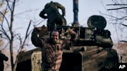 Збройні сили повідомляють про бої навколо Бахмута. На цьому архівному фото український військовослужбовець на тлі самохідної артилерійської установки поблизу Бахмута, Донецька область, Україна, 9 листопада 2022 року. (AP Photo/LIBKOS