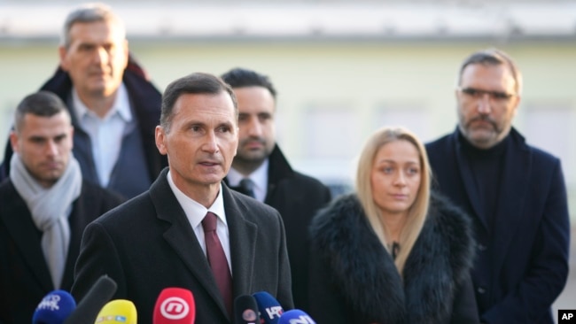 Dragan Primorac, capres yang didukung Partai Persatuan Demokratik Kroasia (HDZ) berbicara kepada media usai memberikan suaran dalam pilpres Kroasia di Zagreb, Kroasia, Minggu, 29 Desember 2024. (Foto: Darko Bandic/AP Photo)