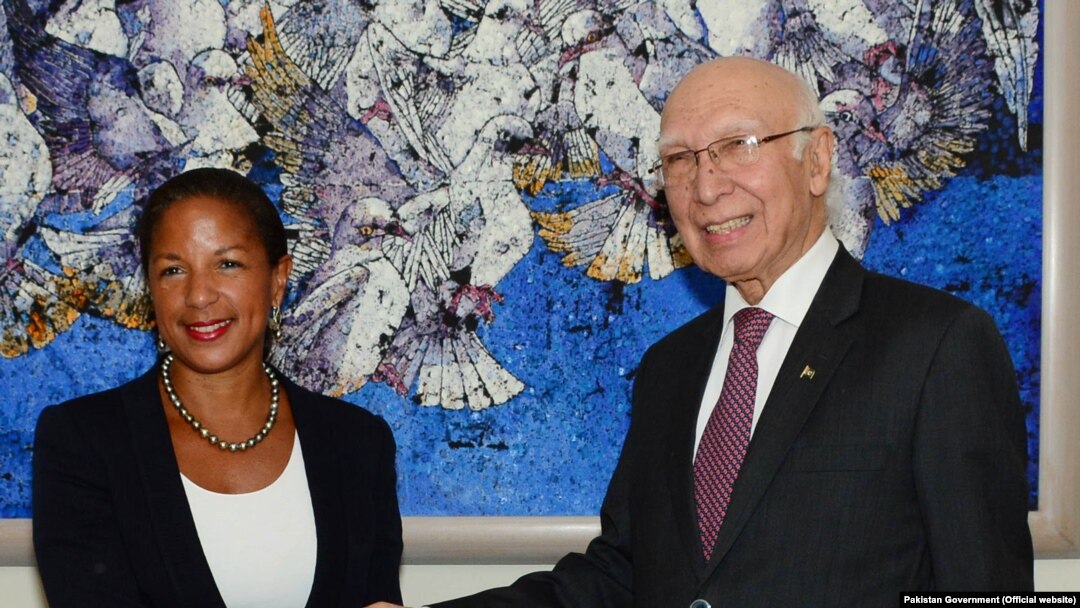 Adviser to the Prime Minister on National Security and Foreign Affairs, Sartaj Aziz shakes hands with U.S. National Security Adviser Susan Rice in Islamabad, Aug. 30, 2015.