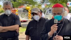 El cardenal Brenes, en estos momentos convaleciente del nuevo coronavirus, conversa con los medios en Managua en 2020. [Foto: VOA/Houston Castillo]