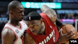 LeBron James (der.) terminó celebrando la victoria de los Heat, mientras que Luol Deng tendrá que ver la final de la NBA desde su televisor.