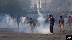 ပါကစ္စတန်နိုင်ငံ၊ Lahore တွင် ဝန်ကြီးချုပ်ဟောင်း Imran Khan ထောက်ခံသူများကို ရဲက မျက်ရည်ယိုဗုံးများဖြင့်ပစ်ခတ်နှိမ်နှင်းနေပုံ (၂၀၂၃ ခုနှစ်၊ မတ်လ ၁၅ ရက် ဗုဒ္ဓဟူးနေ့)