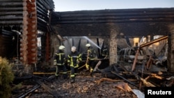 Bomberos trabajan en el sitio de impacto de un dron ruso en la región de Kyiv, Ucrania, el 26 de febrero de 2025. (REUTERS/Thomas Peter)