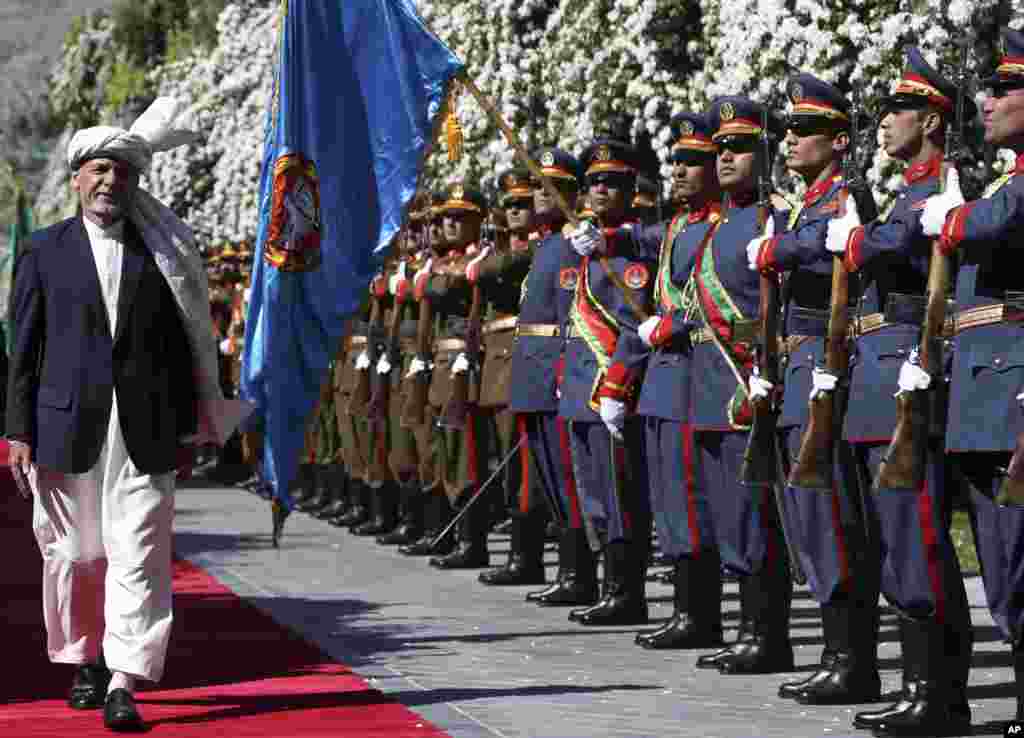 Presiden Afghanistan Ashraf Gani (kiri) memeriksa pasukan kehormatan saat bersiap salat Ied di Istana Kepresidenan di Kabul, Afghanistan, 4 Juni 2019. (Foto: Rahmat Gul/AP)