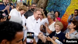 Edmundo González Urrutia, candidato presidencial opositor, participa en un mitin en Caracas, el 19 de junio de 2024. El aspirante a la presidencia se rehusó a firmar un acuerdo en el poder electoral por considerar que iba "nariceado" u obligado.