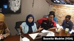 Direktur Indonesia for Global Justice (IGJ), Rachmi Hertanti (tengah) saat berdiskusi di Jakarta, Kamis (14/3/2019). (Foto: VOA/Sasmito Madrim)