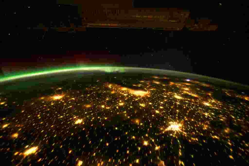 Una foto tomada desde la Estación Espacial Internacional muestra la Aurora Boreal y las luces de las ciudades estadounidenses de Omaha (izquierda abajo) St. Paul (izquierda arriba), Des Moines (centro izquierda), Chicago (centro superior) y San Luis (part