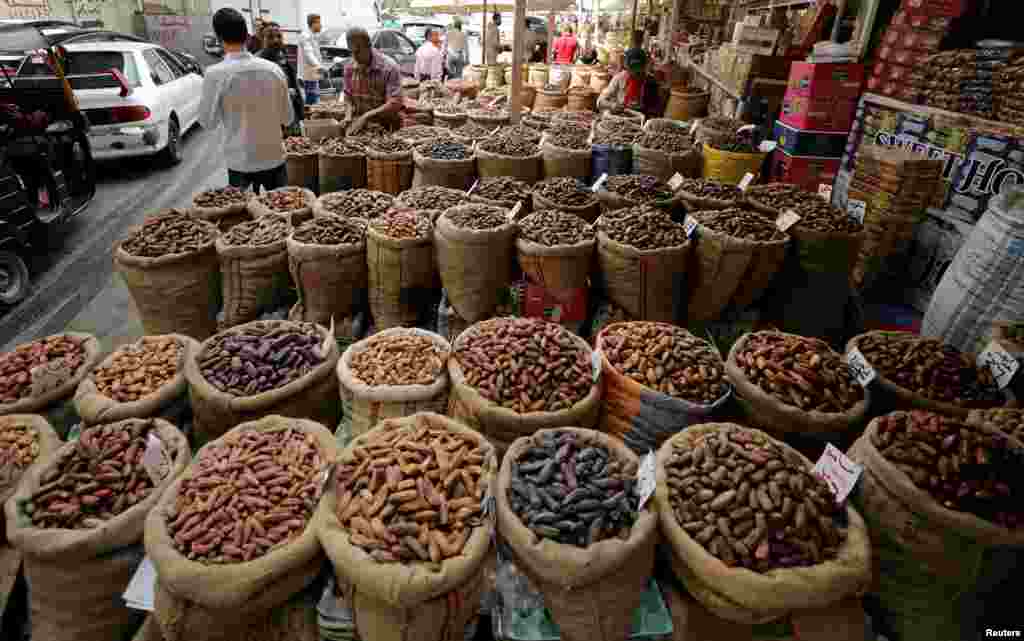 عکس اسوشیتدپرس از بازار فروش خرما و آمادگی برای آغاز ماه رمضان در شهر قاهره مصر. 