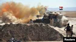 Pasukan Irak melancarkan serangan ke arah sasaran militan ISIS dari pinggiran Tal Afar, Minggu (20/8). 