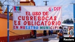 Un cartel en Tlacolula de Matamoros, Oaxaca, México, el 30 de enero de 2021, recuerda a la población la obligatoriedad de usar máscaras para evitar la propagación de COVID-19.