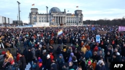تظاهرات دهها هزار تن در برلین علیه سازمان‌های راست افراطی در آلمان در روز اول بهمن سال جاری