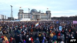 تصویری از تظاهرات ضد نژادپرستی و سیاست‌های راست افراطی در مقابل ساختمان رایشستاگ (پارلمان آلمان) در برلین، پایتخت آلمان. یکشنبه ۱ بهمن ۱۴۰۲