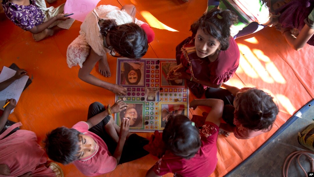 Anak-anak Rohingya bermain di "sekolah darurat" di kamp pengungsi Kutupalong, Cox's Bazar, Bangladesh. 