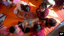 Anak-anak Rohingya bermain di "sekolah darurat" di kamp pengungsi Kutupalong, Cox's Bazar, Bangladesh. 