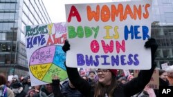 ডনাল্ড ট্রাম্পের নীতির বিরুদ্ধে প্রতিবাদ করে অভিষেক অনুষ্ঠানের দু'দিন আগে ওয়াশিংটনে বিক্ষোভ। ফটোঃ ১৮ জানুয়ারি, ২০২৫।