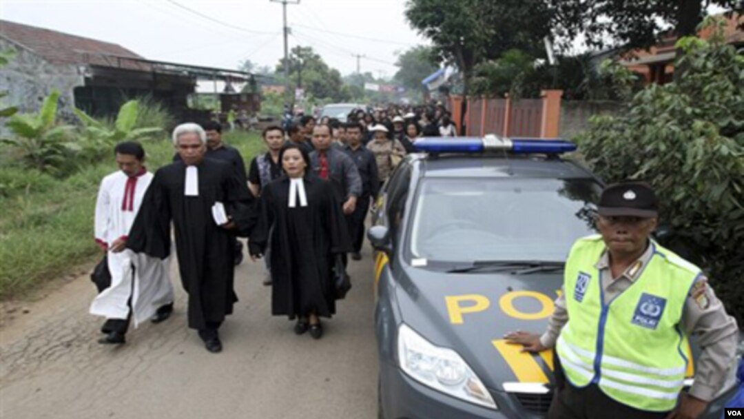 Jemaat HKBP terpaksa harus dikawal polisi dalam melakukan ibadah karena adanya serangan dari kelompok tertentu. (Foto dok 15 Agustus 2010).
