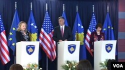 31일 코소보에서 기자회견 중인 힐러리 클린턴 미 국무장관.