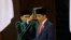 Presiden Indonesia Joko Widodo membacakan sumpahnya saat upacara pelantikannya di gedung parlemen di Jakarta, 20 Oktober 2019. (Foto: AP)
