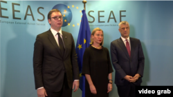 Aleksandar Vučić, Federika Mogerini i Hašim Tači pre na sastanku u Briselu (arhivski snimak)