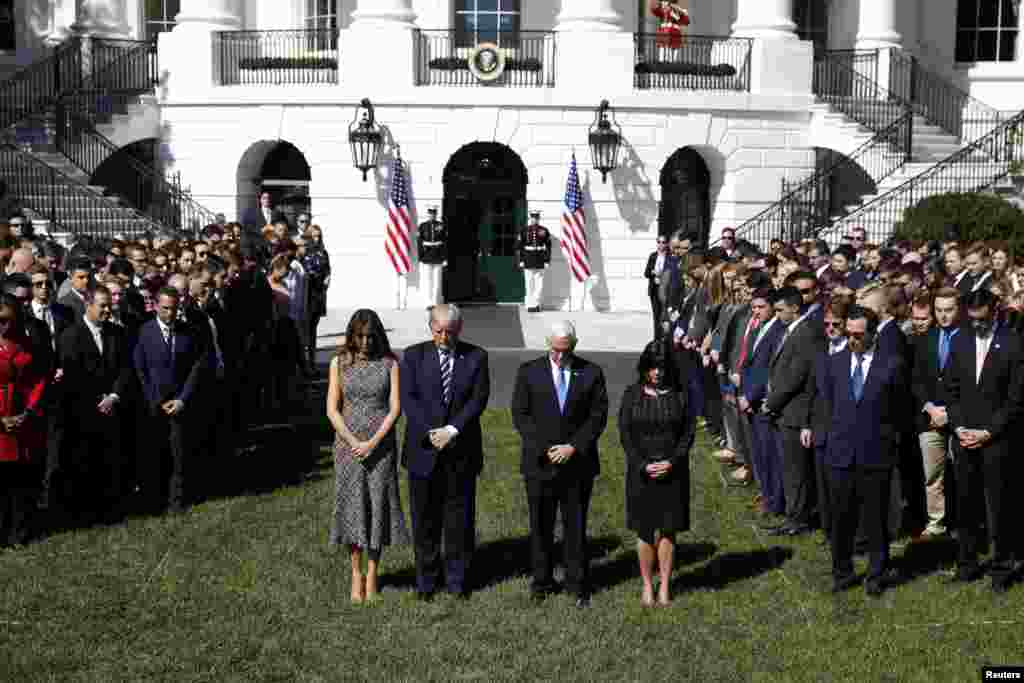 도널드 트럼프 미국 대통령과 부인 멜라니아 여사, 마이크 펜스 부통령과 부인 캐런 여사가 백악관 직원들과 함께 라스베이거스 총격 사건 희생자들을 추모하는 묵념을 하고 있다.
