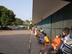 Voters in Ghana's capital Accra lined up before polls opened on Dec. 7, 2020. (Stacey Knott/VOA)