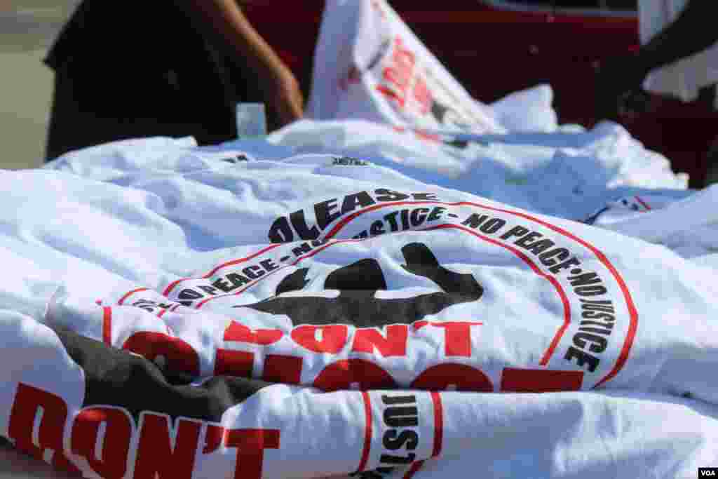 Camisas con la frase &quot;manos arriba, no dispare&quot; se venden en varias esquinas de la ciudad de Ferguson, cerca de donde un policía mató al joven afroestadounidense Michael Brown. [Foto: Gesell Tobias, VOA]