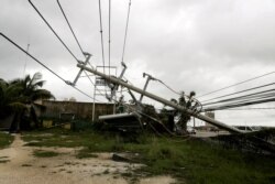 Algunos de los daños causados por el huracán Delta a su paso por Cancún fueron poses caídos, como se observa en la foto del 7 de octubre de 2020.