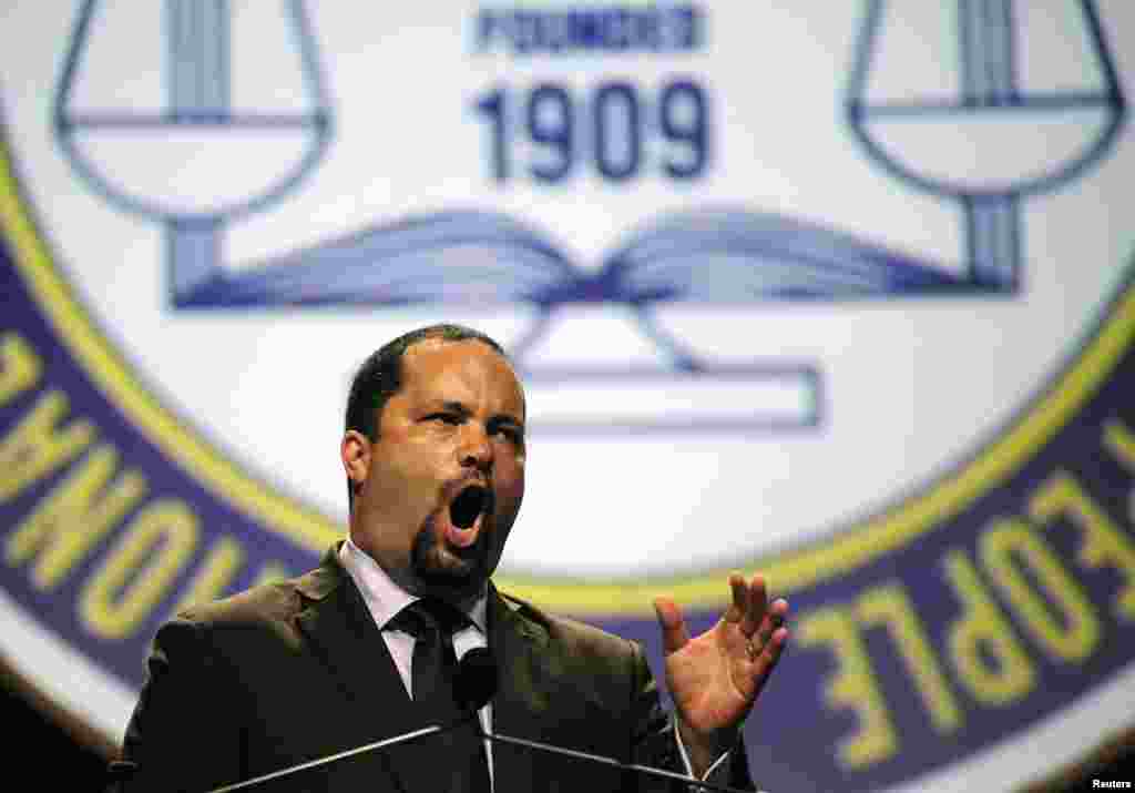 Benjamin Jealous, presiden Asosiasi Nasional untuk Kemajuan Orang-Orang Kulit Berwarna (NAACP), berbicara di konvensi organisasi tersebut di Orlando, Florida (15/7), meminta Departemen Kehakiman mengajukan kasus perdata untuk kasus George Zimmerman dan Trayvon Martin. (Reuters/David Manning)