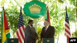 남미 4개국을 순방중인 마이크 폼페오 미 국무장관이 18일 가이아나를 방문해 아르판 알리 대통령과 회담했다. 