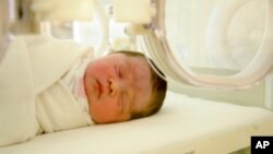 Simple techniques, which initiate breathing in the newborn during the first minute of life, can reduce the newborn mortality rate by 50 percent.