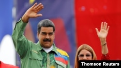 El anuncio lo hizo el presidente en disputa Nicolás Maduro, quien aparece en la foto durante un evento electoral con su esposa Cilia Flores.