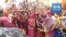 La fête de Lathmar Holi, ou quand les femmes "frappent" les hommes en Inde